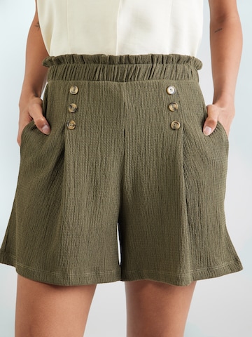 ABOUT YOU Regular Shorts 'Leia' in Grün: Vorderseite