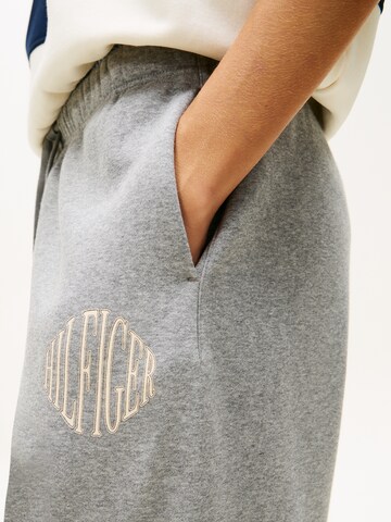 Tapered Pantaloni 'VARSITY' di TOMMY HILFIGER in grigio