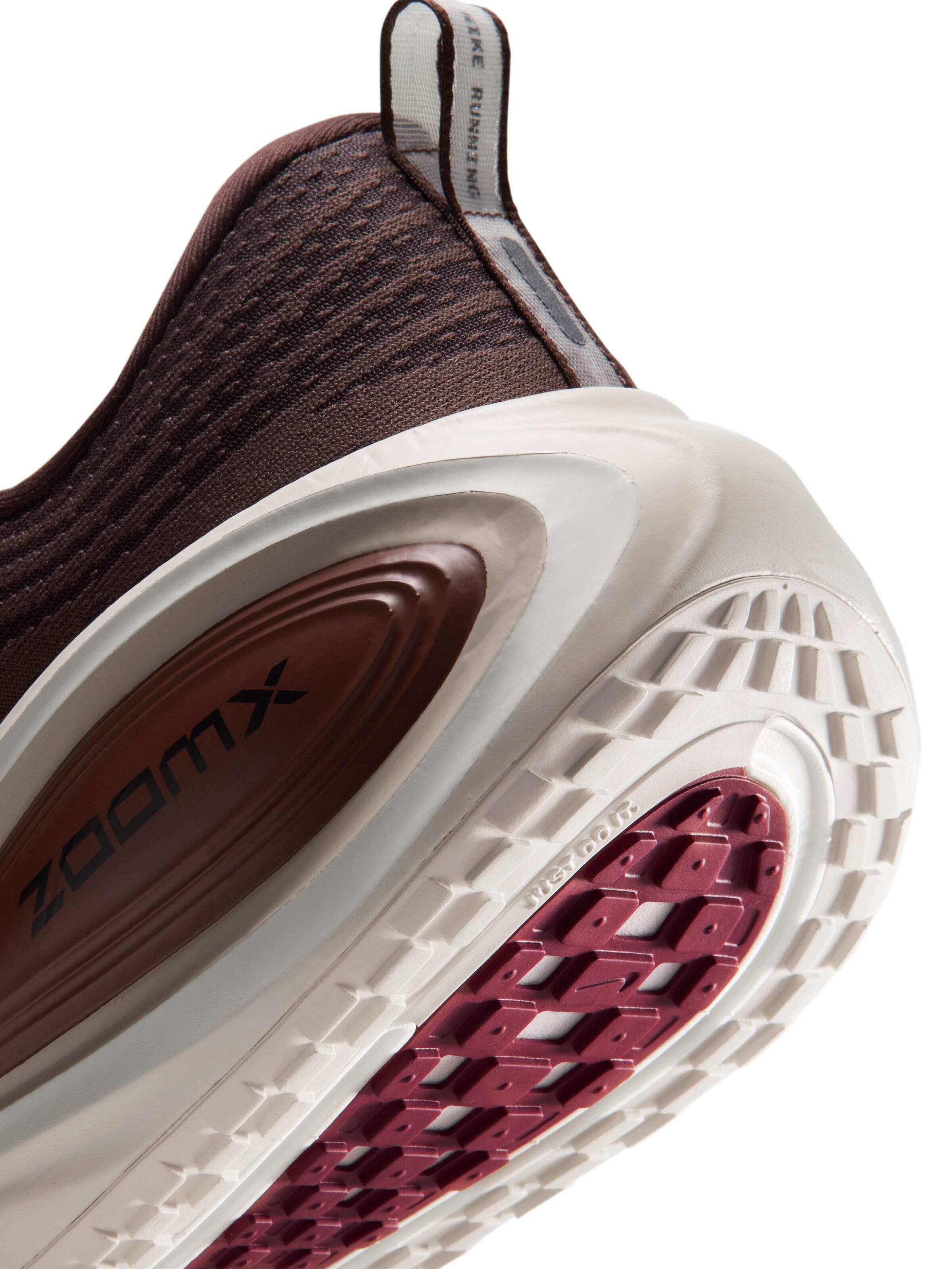 Scarpa sportiva 'Vomero Plus' di NIKE in marrone