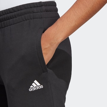 Tapered Pantaloni sport 'Essentials' de la ADIDAS SPORTSWEAR pe negru
