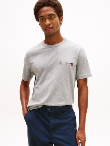TOMMY HILFIGER Тениска в сиво: отпред