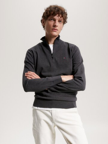 TOMMY HILFIGER Sweater in Black: front