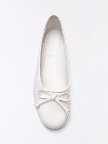 Bershka Baleriny w kolorze biały