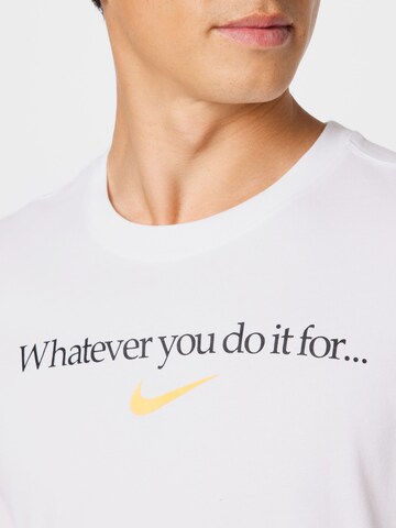 Tricou funcțional de la NIKE pe alb