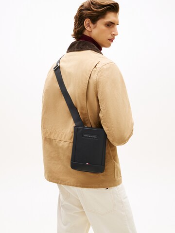 juoda TOMMY HILFIGER Rankinė su ilgu dirželiu