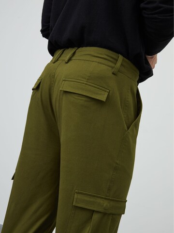 Tapered Pantaloni cu buzunare 'Damon' de la DAN FOX APPAREL pe verde