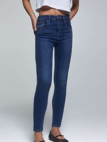 Pull&Bear Skinny Jeans in Blue: front