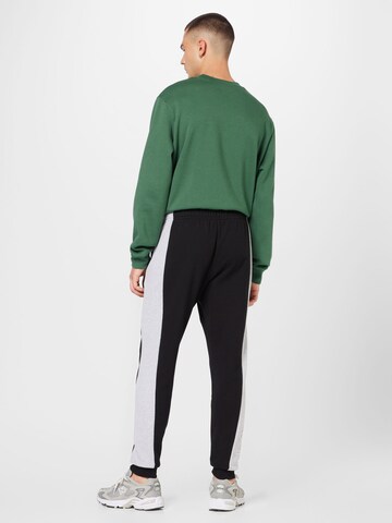 LACOSTE - Tapered Pantalón en negro