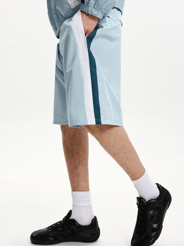 regular Pantaloni di Bershka in blu: frontale