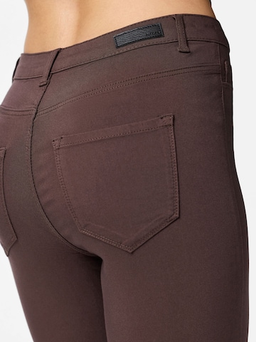 Skinny Jeggings PIECES en marron