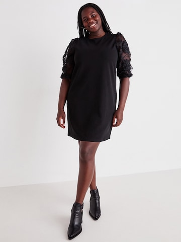Vero Moda Curve Sukienka 'VMCEMMALY' w kolorze czarny: przód