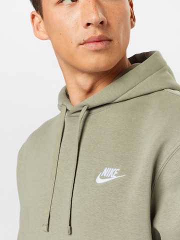 Nike Sportswear Regular Fit Sweatshirt 'Club Fleece' in Grün