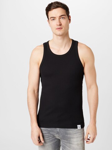 Tricou de la Calvin Klein Jeans pe negru: față