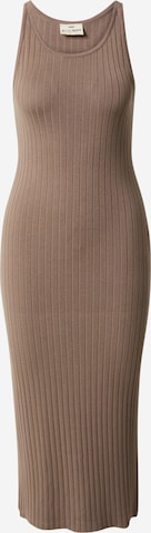 A LOT LESS Knitted dress 'Iliana' in Brown: front