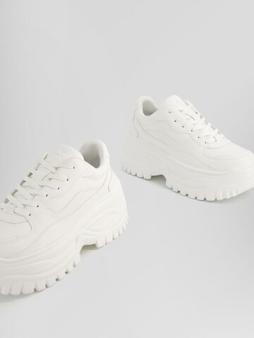 Bershka Sneakers low i hvit