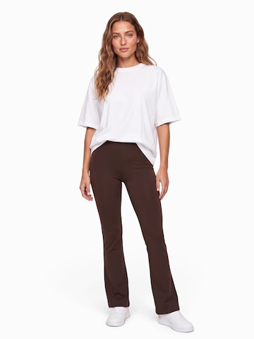 JDY - Bootcut Pantalón 'JDYPRETTY' en marrón