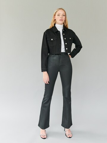 Tally Weijl Flared Jeans in Zwart: voorkant