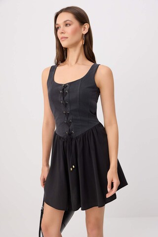 Trendyol - Vestido en negro: frente