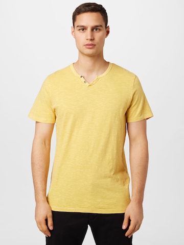 JACK & JONES جينز مضبوط قميص بلون أصفر: الأمام