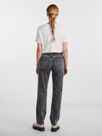 PIECES Regular Jeans 'FLEUR' in Grau