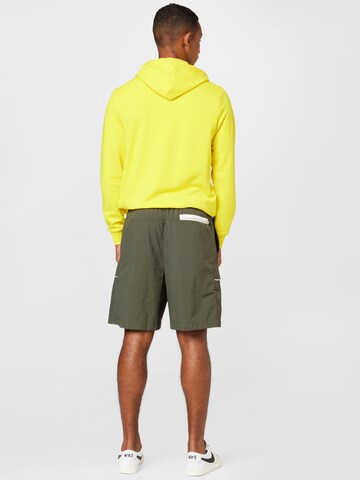 Nike Sportswear Loosefit Shorts 'Utility' in Grün