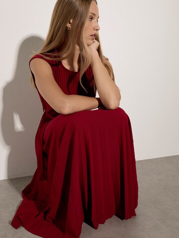 Apricot Plisse Belted Crepe Midi Dress ' Wadenlanges Plisseekleid ' in Rot