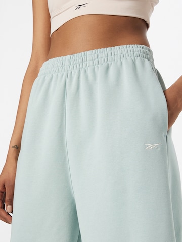 Tapered Pantaloni sportivi di Reebok in verde