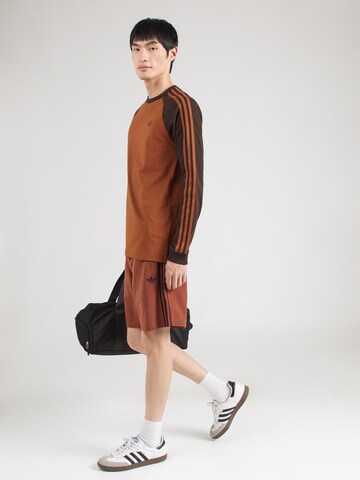 ADIDAS ORIGINALS Футболка в Коричневый
