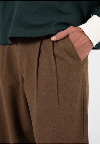 Wide leg Pantaloni con pieghe di Prohibited in marrone