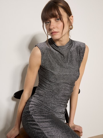 Apricot Glitter Ruched Bodycon Midaxi Dress ' Midaxi-Kleid mit Rüschen ' in Silber