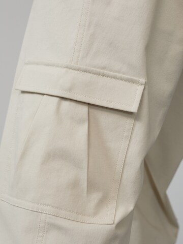 DAN FOX APPAREL - Tapered Calças cargo 'Damon' em branco