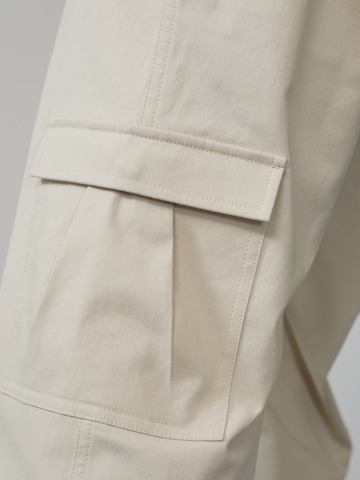 DAN FOX APPAREL - Tapered Calças cargo 'Damon' em branco