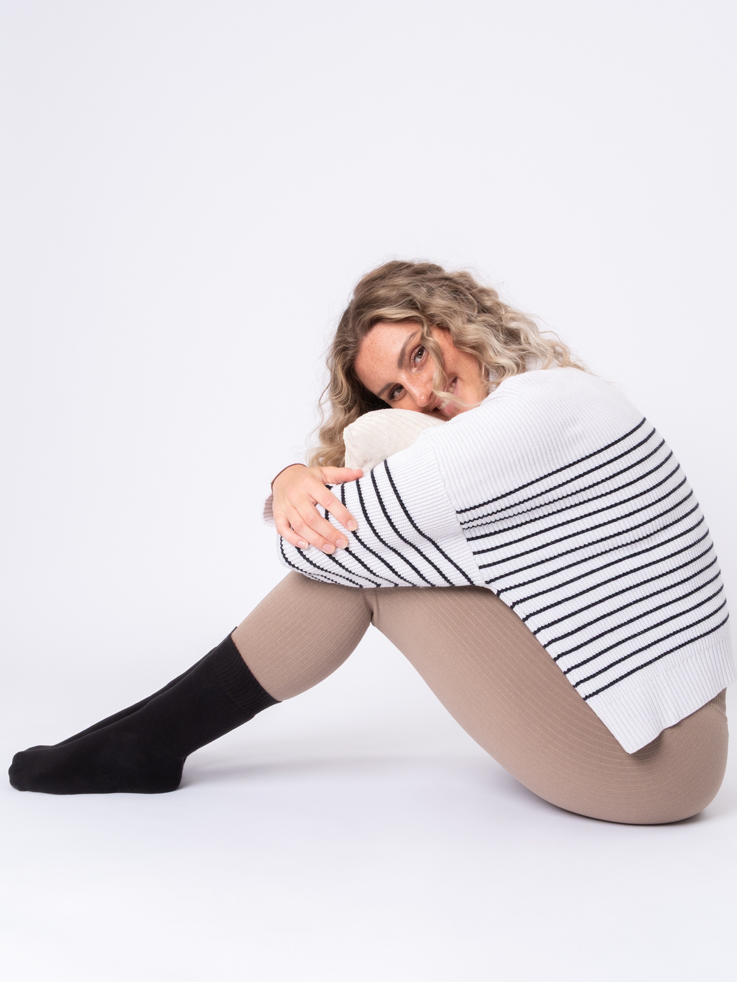 Occulto Socks 'Smilla' in Black: front