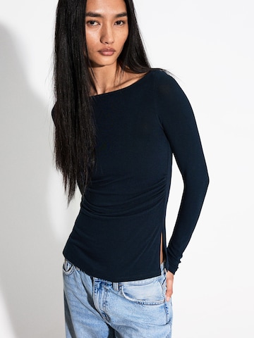 T-shirt Bershka en bleu : devant