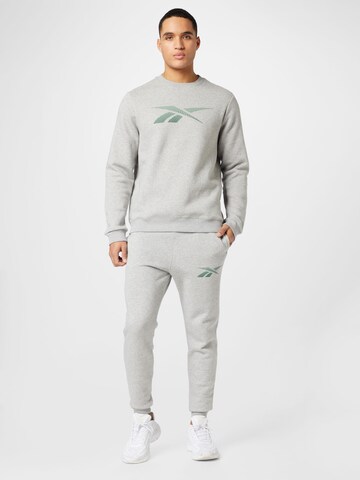 Reebok Tapered Sporthose in Grau