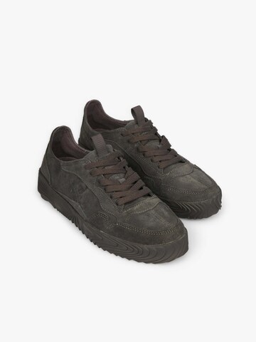 Scalpers Platform trainers 'New Ryan' in Grey