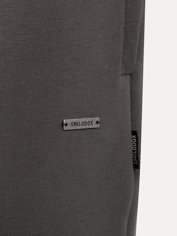Effilé Pantalon Smilodox en gris