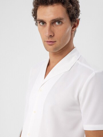 Regular fit Camicia di Antioch in bianco