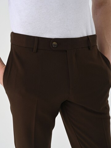Coupe slim Pantalon à plis Antioch en marron