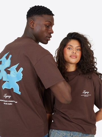 T-Shirt Legacy Studios en marron