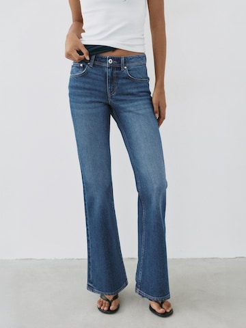 Pull&Bear Дънки Bootcut Дънки в синьо: отпред