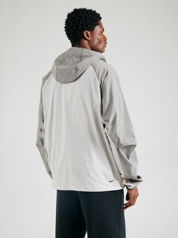 Nike Sportswear Jacke in Grau