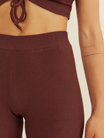 Skinny Pantalon 'Juliane' ABOUT YOU x Sofia Tsakiridou en marron