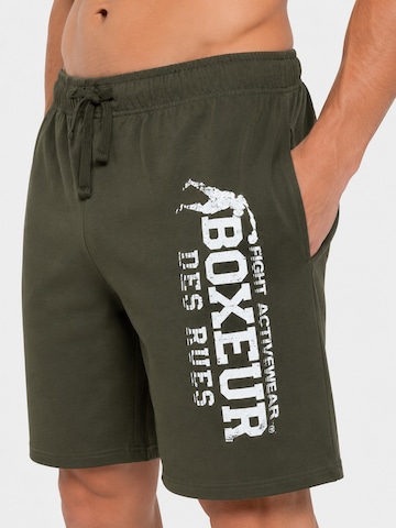 Regular Pantalon de sport 'Herren Baumwollshorts Boxeur des Rues, Olivgrün, Weißes vertikales Logo' Boxeur des Rues en vert