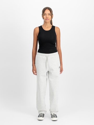 ALPHA INDUSTRIES - Loosefit Calças em cinzento