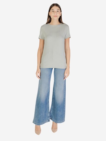 Top 'BRIANA SS T-SHIRT V3BI11 J1314' di GUESS in verde