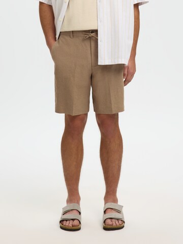 SELECTED regular Παντελόνι με τσάκιση 'SLHLEROY' σε καφέ: μπροστά