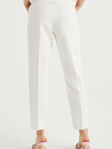 Tapered Pantaloni di WE Fashion in bianco