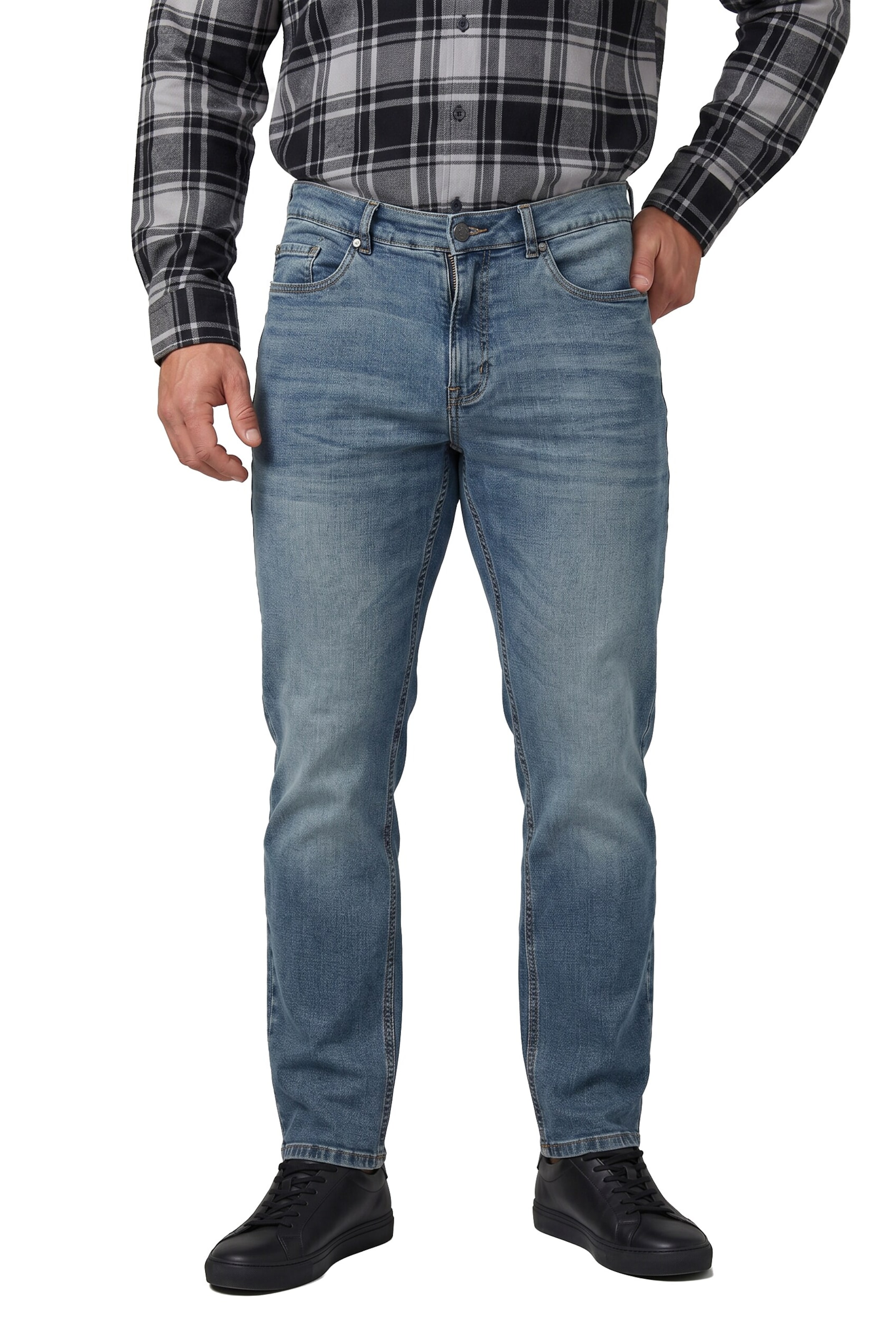 Men Plus Tapered Jeans in Blue: front