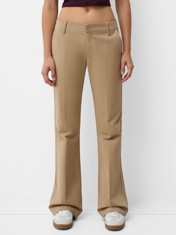 Flared Pantaloni con piega frontale di Bershka in beige: frontale